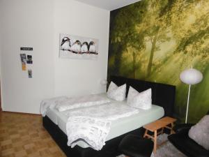 una camera da letto con un letto e un dipinto sul muro di Mitten in Leipzig Wohnung 2 a Lipsia