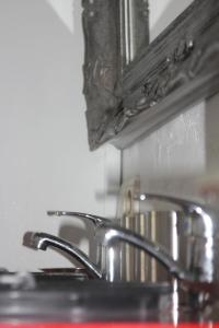 a close up of a sink and a mirror at Loft ça suffit, Eddy! in Zingem