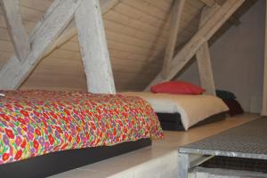 a bedroom with a bed with a colorful blanket at Loft ça suffit, Eddy! in Zingem