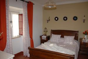 a bedroom with a bed and a window at Casa do Coreto in Crato