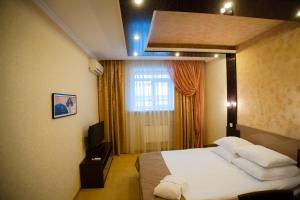 Un pat sau paturi într-o cameră la Mereke Hotel
