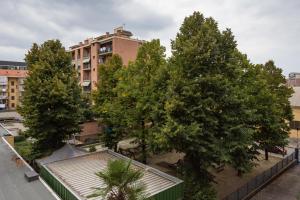 トリノにあるUrban House Carducci - Studiosの建物前の木々