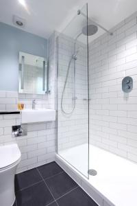 Ванная комната в Warrington Fir Grove Hotel, Sure Hotel Collection by BW