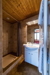 un baño con lavabo y bañera en Les Sorbiers, en Montricher-le-Bochet