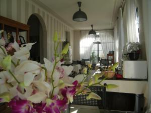 PassiranoにあるVilla Franca in Franciacortaの花瓶が飾られたリビングルーム