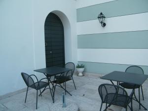 un gruppo di tavoli e sedie in una stanza di Villa Franca in Franciacorta a Passirano