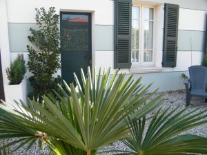 una pianta di fronte a una casa con una porta di Villa Franca in Franciacorta a Passirano