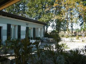 une maison avec beaucoup de plantes devant elle dans l'établissement Villa Franca in Franciacorta, à Passirano