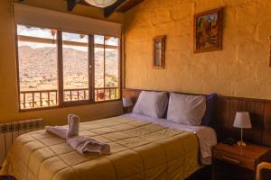 Un dormitorio con una cama con una toalla. en Samay Wasi Hostel I, en Cusco
