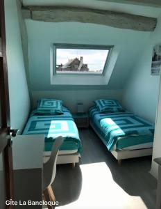 コンピエーニュにあるGite la Bancloqueのベッドルーム1室(ベッド2台、窓付)