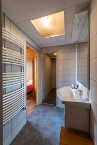 uma casa de banho com um lavatório e uma banheira em Les Sorbiers em Montricher-le-Bochet
