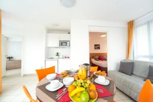 - une table avec des fruits dans le salon dans l'établissement Cerise Strasbourg, à Strasbourg