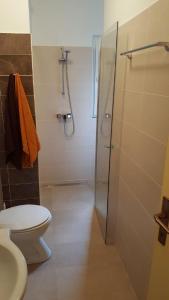 uma casa de banho com um chuveiro, um WC e um lavatório. em Apartman Darja em Umago