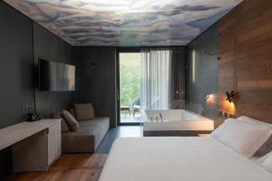 a bedroom with a bed and a bath tub at Phi Hotel Piajo in Nembro
