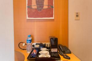 einen Schreibtisch mit Telefon und Fax in der Unterkunft (2708)Flat Ibirapuera Special (Apt particular) in São Paulo