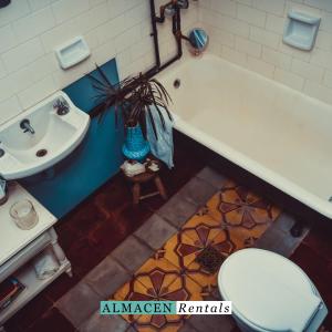 Ett badrum på El Almacen Rentals