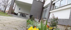 Vonkajšia záhrada v ubytovaní Hostel Rakitje-Rakitje