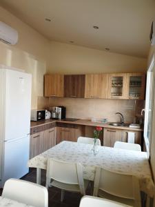 A kitchen or kitchenette at Mediterrán Villa Kecskemét