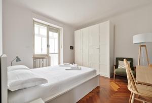 Un pat sau paturi într-o cameră la Urban House Carducci - Attic