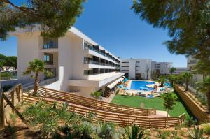 an apartment building with a swimming pool and a resort at Alfagar Alto da Colina in Albufeira