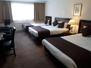 Postel nebo postele na pokoji v ubytování Britannia Hotel Aberdeen
