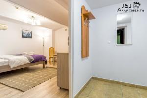 Posteľ alebo postele v izbe v ubytovaní J&J Apartments, Łazienna 30 Apartament 8/1