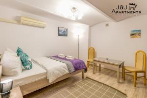 Posteľ alebo postele v izbe v ubytovaní J&J Apartments, Łazienna 30 Apartament 8/1