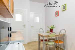 Kuchyňa alebo kuchynka v ubytovaní J&J Apartments, Łazienna 30 Apartament 8/1