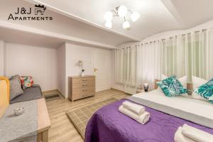 Posteľ alebo postele v izbe v ubytovaní J&J Apartments, Łazienna 30 Apartament 8/1