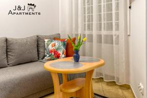 Posedenie v ubytovaní J&J Apartments, Łazienna 30 Apartament 8/1