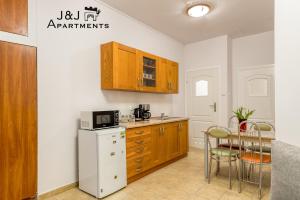 Kuchyňa alebo kuchynka v ubytovaní J&J Apartments, Łazienna 30 Apartament 8/1