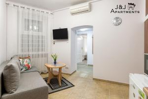 Televízia a/alebo spoločenská miestnosť v ubytovaní J&J Apartments, Łazienna 30 Apartament 8/1