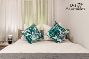 Posteľ alebo postele v izbe v ubytovaní J&J Apartments, Łazienna 30 Apartament 8/1