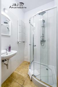 Kúpeľňa v ubytovaní J&J Apartments, Łazienna 30 Apartament 8/1