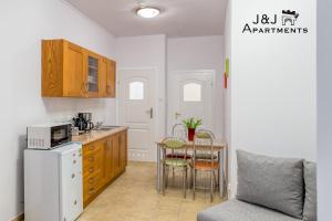 Kuchyňa alebo kuchynka v ubytovaní J&J Apartments, Łazienna 30 Apartament 8/1