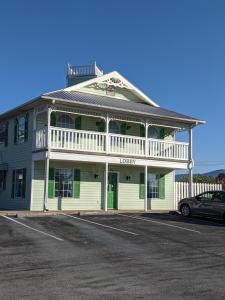 Key West Inn - Chatsworth في Chatsworth: منزل كبير فيه سيارة متوقفة أمامه