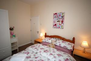 a bedroom with two beds and two lamps at Saltburn Holidays 1 Park View Loftus in Loftus