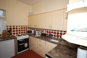 uma cozinha com um lavatório e um fogão forno superior em Saltburn Holidays 1 Park View Loftus em Loftus