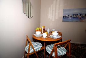 a small table with two chairs and a bowl of fruit at Saltburn Holidays 1 Park View Loftus in Loftus