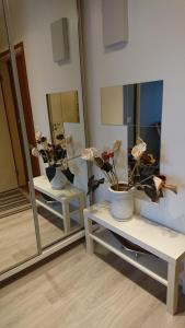 una habitación con 2 espejos y una mesa con flores en Pikkukoti Ukki, en Keuruu