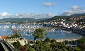 vistas a un puerto con barcos en el agua en Alojamiento Singular en Baiona en Baiona