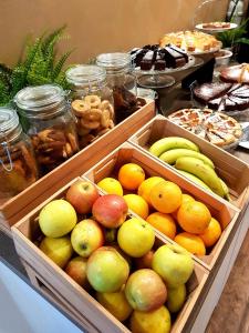 a box filled with lots of fruits and vegetables at Hotel Perlage Florence in Scandicci