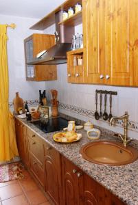 uma cozinha com um lavatório e uma bancada em Casa Monica em Narrillos de San Leonardo