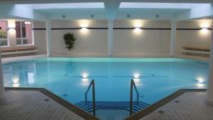 a large swimming pool in a building at PEMATRA Ferienwohnung Marwin in Travemünde