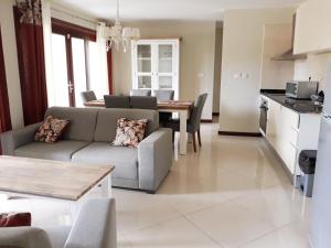 sala de estar con sofá y mesa en Acoya Curacao Resort, Villas & Spa en Willemstad