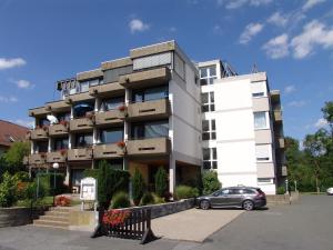 ein Gebäude, vor dem ein Auto geparkt ist in der Unterkunft Hotel & Gasthof Resengörg in Ebermannstadt