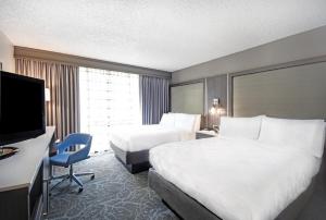 a hotel room with a large bed and a television at Holiday Inn - Memphis Downtown - Beale St., an IHG Hotel in Memphis