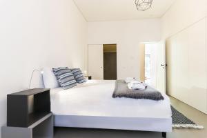 Ένα ή περισσότερα κρεβάτια σε δωμάτιο στο Avenida Premium by Homing