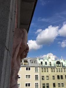 une statue d'une personne qui regarde par une fenêtre dans l'établissement Sophies Place Augarten - Imperial Lifestyle City Apartments Vienna Parking, à Vienne