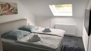 um quarto com uma cama com toalhas em FeWo Stryck Idyllika em Willingen